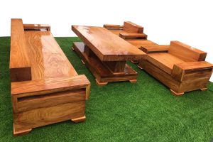 Bộ bàn ghế gỗ phòng khách đang là xu hướng của năm 2024 với thiết kế đơn giản, tinh tế và hiện đại. Với chất liệu gỗ tự nhiên cao cấp, đảm bảo tính thẩm mỹ và sự bền bỉ trong sử dụng. Không chỉ tạo nên không gian sang trọng mà còn mang đến cảm giác gần gũi với thiên nhiên. Hãy xem hình ảnh để cảm nhận sự đẹp của bộ bàn ghế gỗ phòng khách.